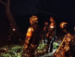 Cegah Karhutla,Babinsa kodim Palembang yang tergabung Satgas Karhutla Kertapati Patroli Dini Hari di Karya Jaya