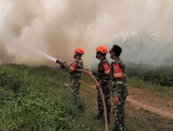 Satgas Karhutlah kodim 0418/Palembang Bersama Warga Padamkan Kebakaran Lahan 0,5 Hektare