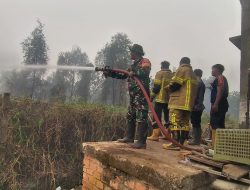 Satgas Karhutla Kodim 0418/Palembang Berjibaku Padamkan Api di Perbatasan Banyuasin-Talang Jambe