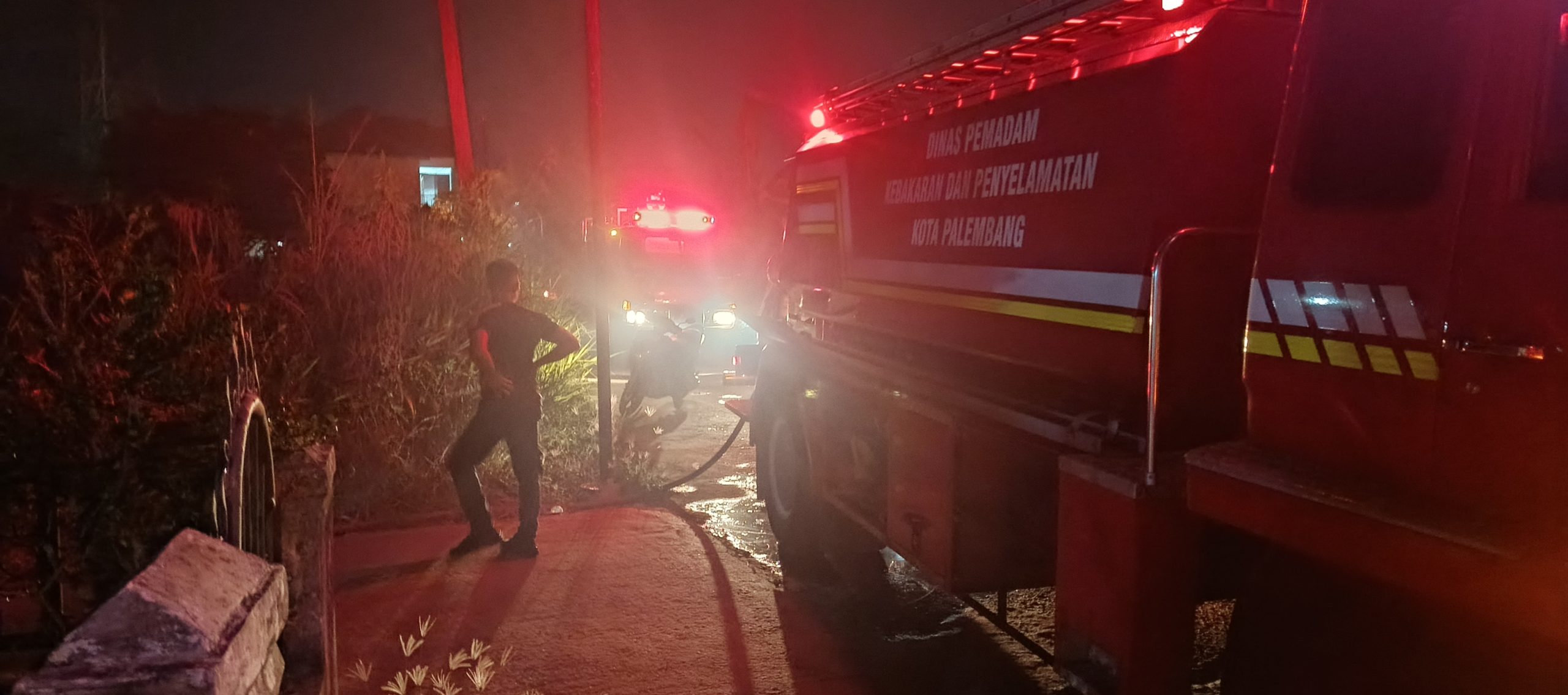 Kebakaran Lahan 1 Hektare di Kertapati, Babinsa dan Satgas Karhutla Kodim 0418 Bergerak Cepat 1
