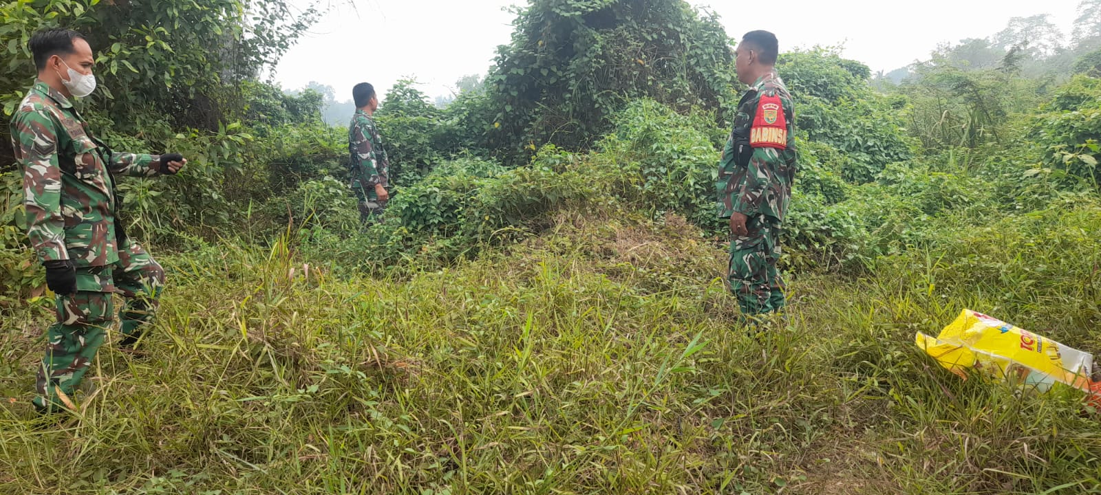 Tim Patroli Koramil Pakjo Pantau Lokasi Bekas Karhutla di Bukit Baru 1