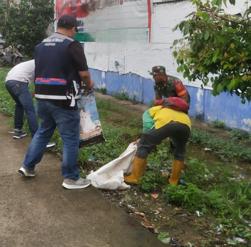 Antisipasi Banjir, Babinsa 10 Ilir Bersama Warga Gelar Bakti Mandiri 1