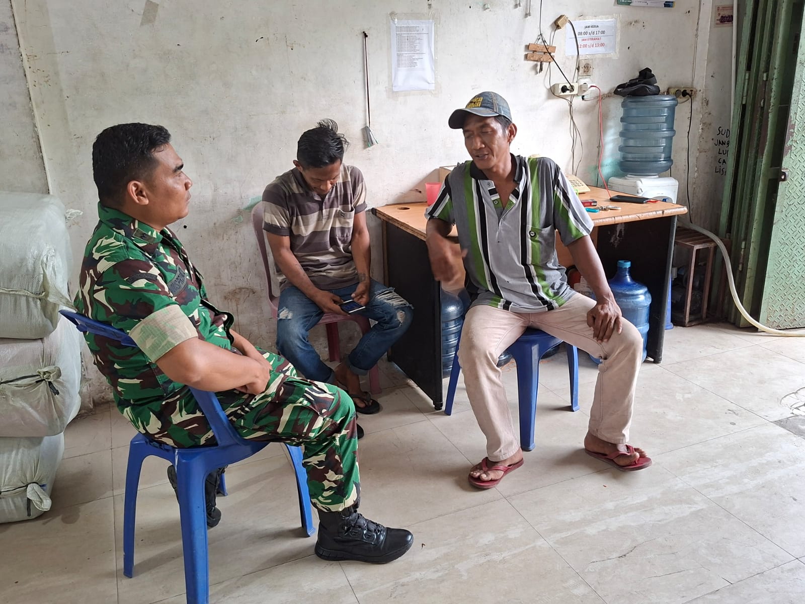 Babinsa 11 Ilir Bersama Linmas Perkuat Keamanan Wilayah, Warga Diimbau Tidak Membakar Sampah Sembarangan 1