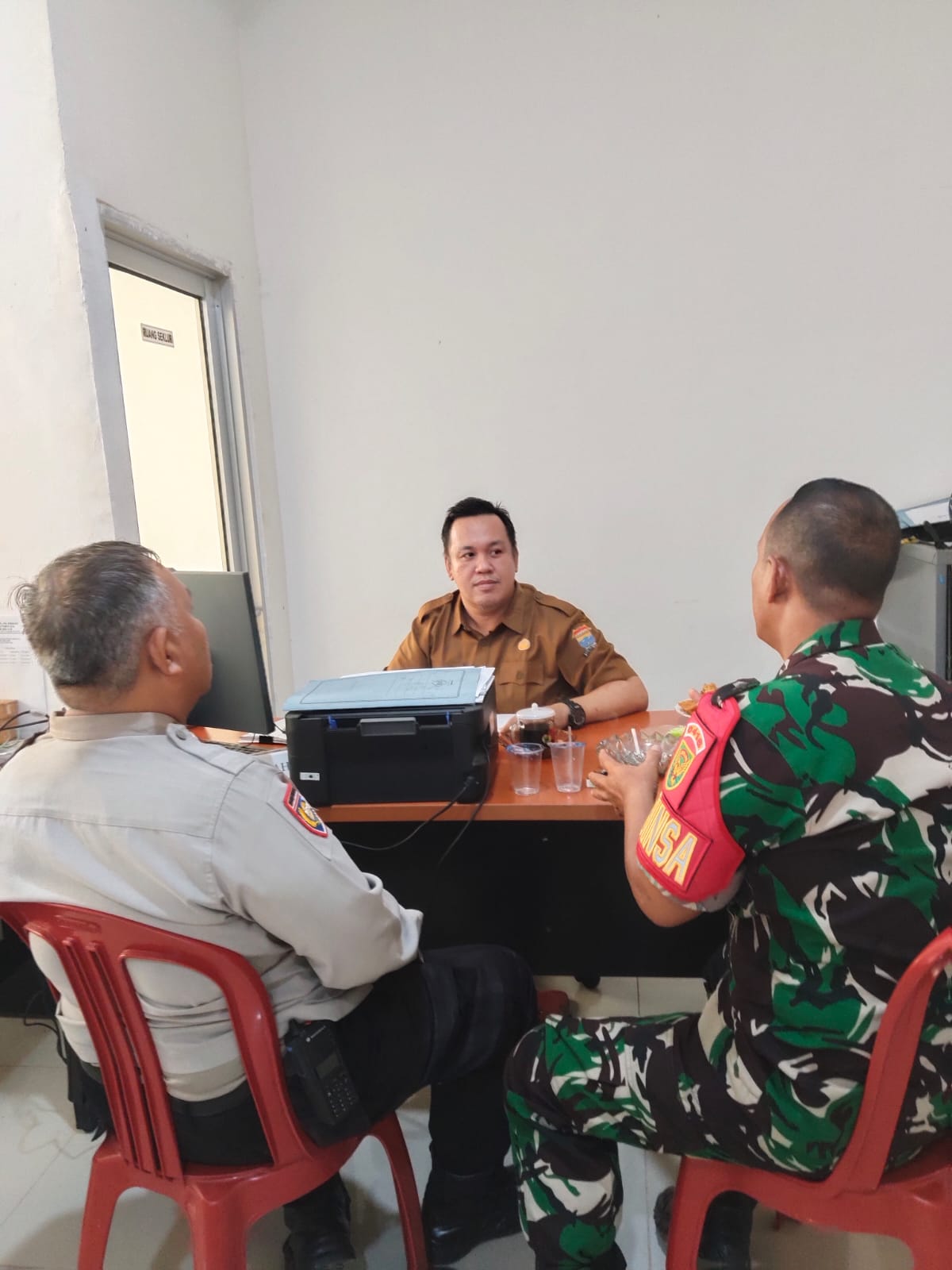 Babinsa 5 Ilir Bersama Bhabinkamtibmas dan Seklur Bahas Patroli, Imbau Warga Tak Bakar Sampah Sembarangan 1