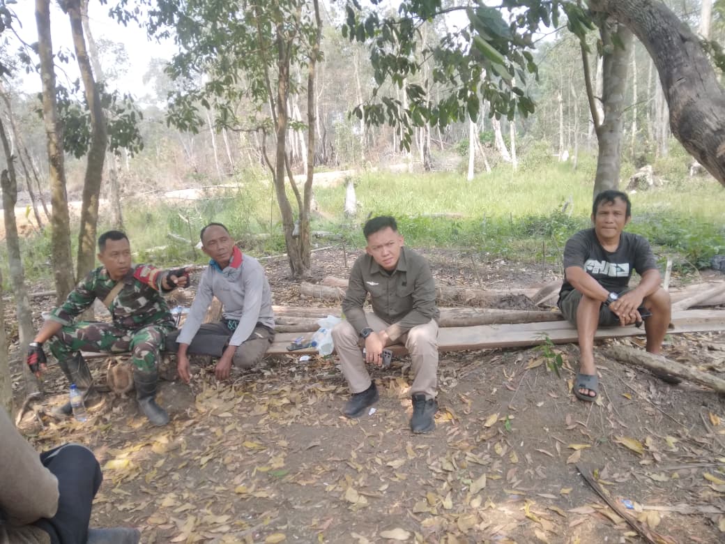 Antisipasi Karhutla, Babinsa Pulokerto Bersama Warga Siaga Pantau Kebun di Gandus 1