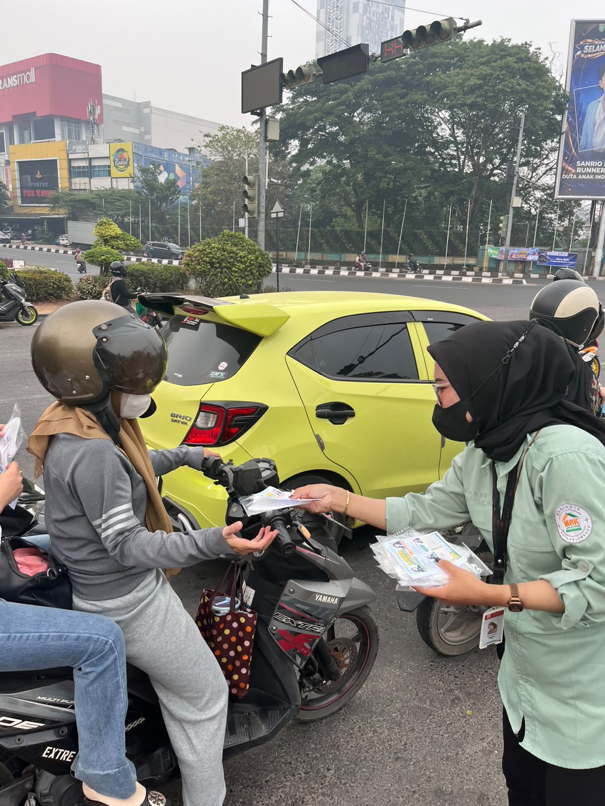 Peduli Kesehatan Masyarakat, PT MBK Ventura Bagikan Masker untuk Antisipasi Dampak Asap Kebakaran Hutan dan Lahan di Kota Palembang 1