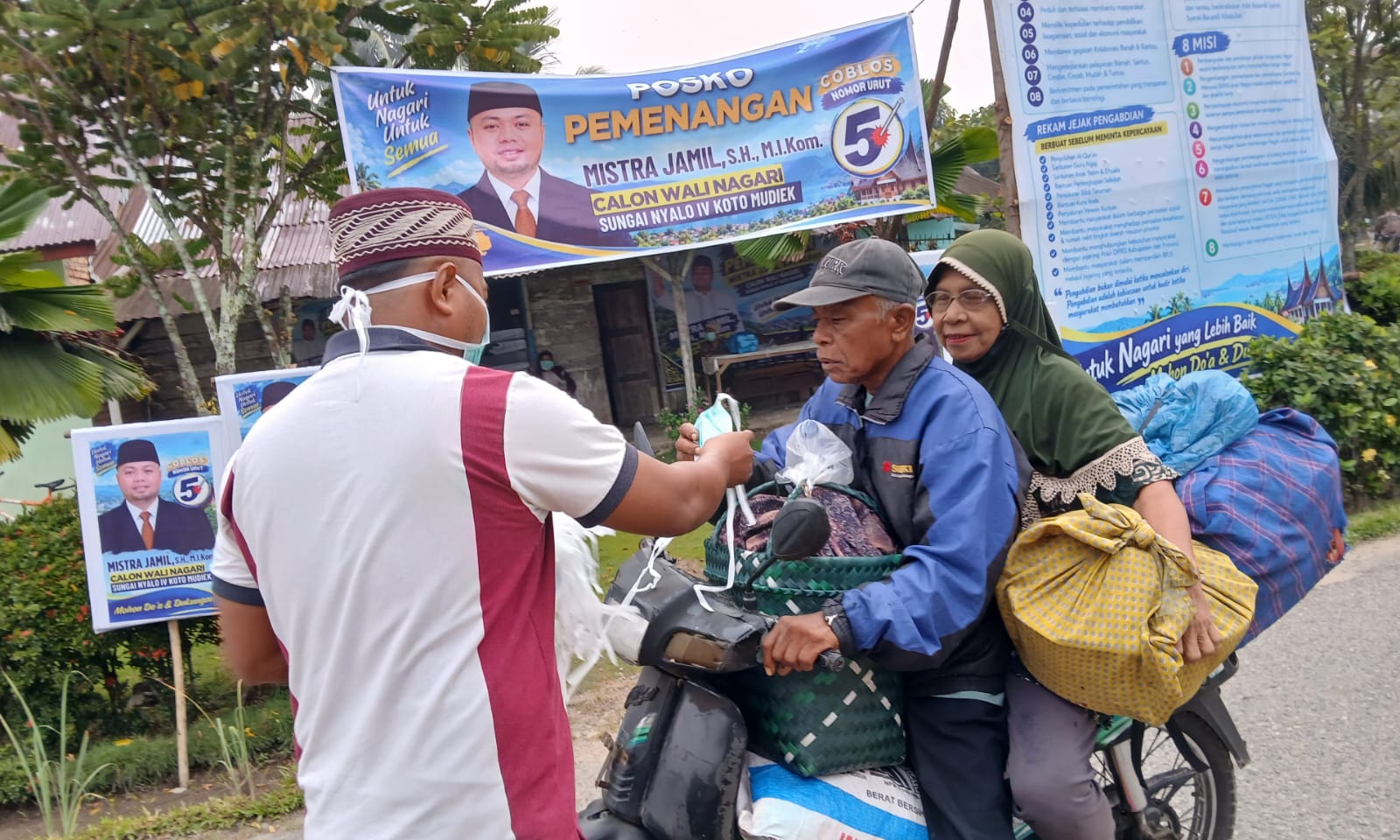 Gerakan 1.000 Masker Peduli Kabut Asap, Mistra Jamil Salurkan Masker kepada Masyarakat Sungai Nyalo 1