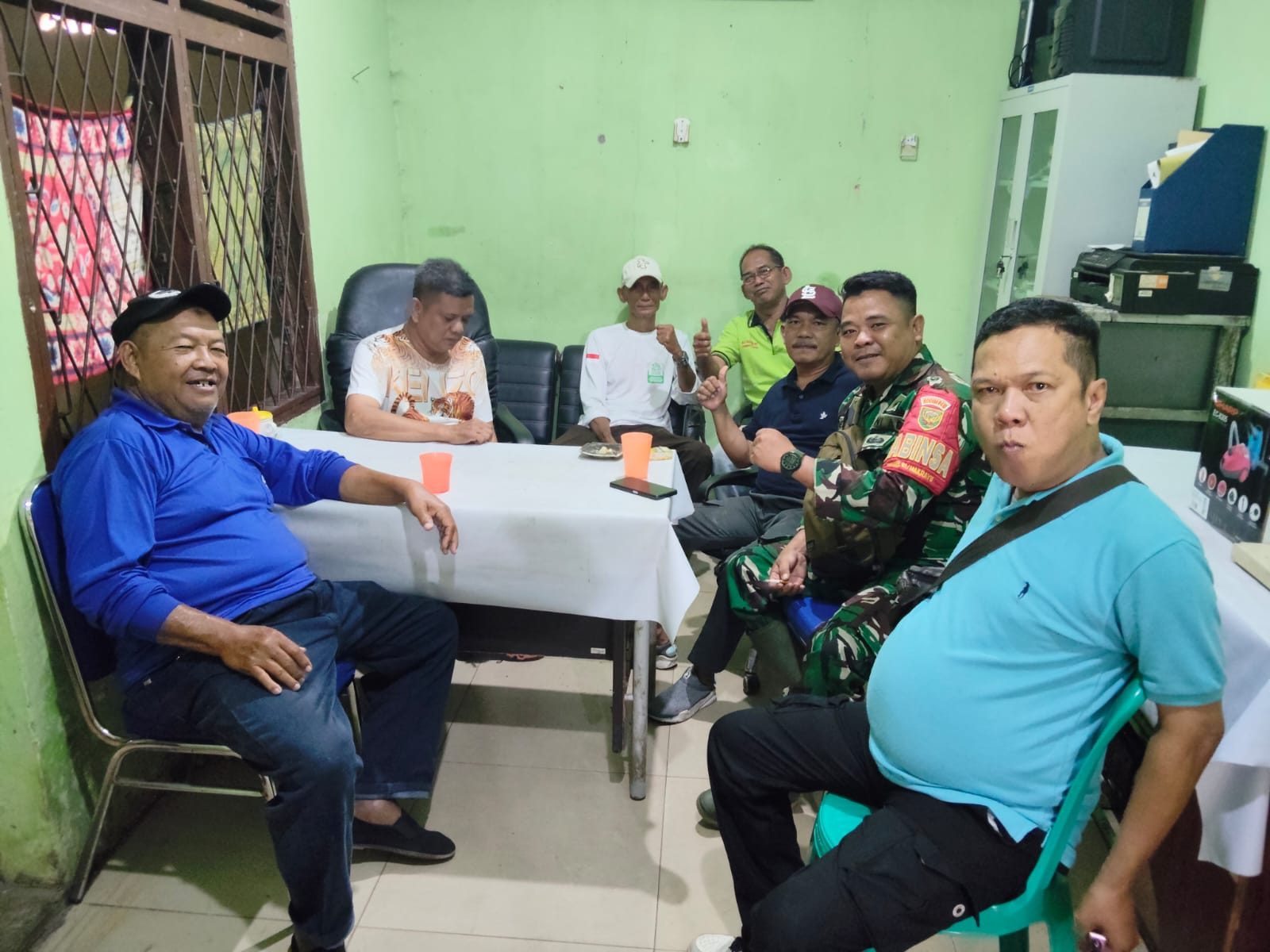 Babinsa 36 Ilir Ajak Perangkat Kelurahan Waspadai Bahaya Pembakaran Sampah dan Lahan 1