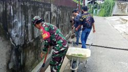 Babinsa Kalidoni Bersama Warga Gotong Royong Bersihkan Selokan, Cegah Penyumbatan Saluran Air
