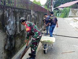 Babinsa Kalidoni Bersama Warga Gotong Royong Bersihkan Selokan, Cegah Penyumbatan Saluran Air