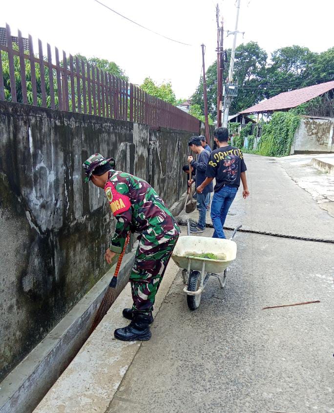 Babinsa Kalidoni Bersama Warga Gotong Royong Bersihkan Selokan, Cegah Penyumbatan Saluran Air 1