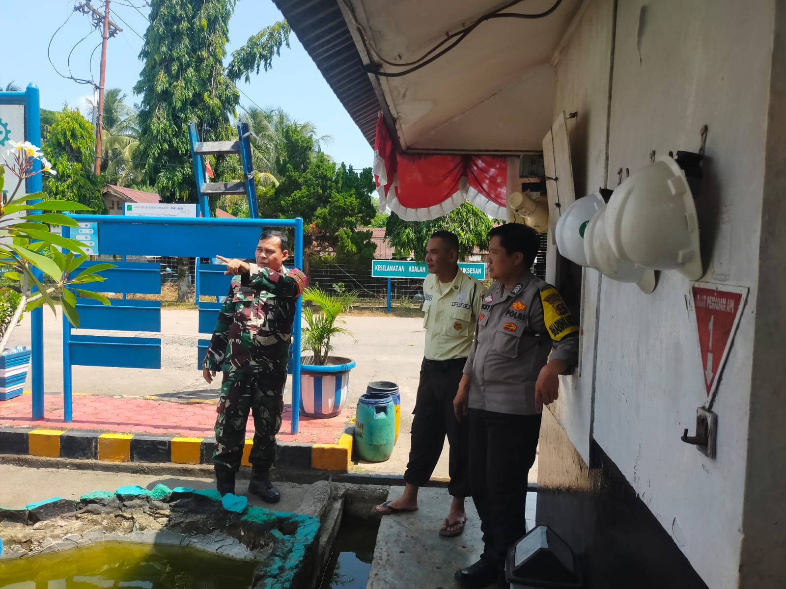 Babinsa Sungai Lais Bersama Bhabinkamtibmas Imbau Petugas Keamanan PT Lonsum Cegah Karhutla 1
