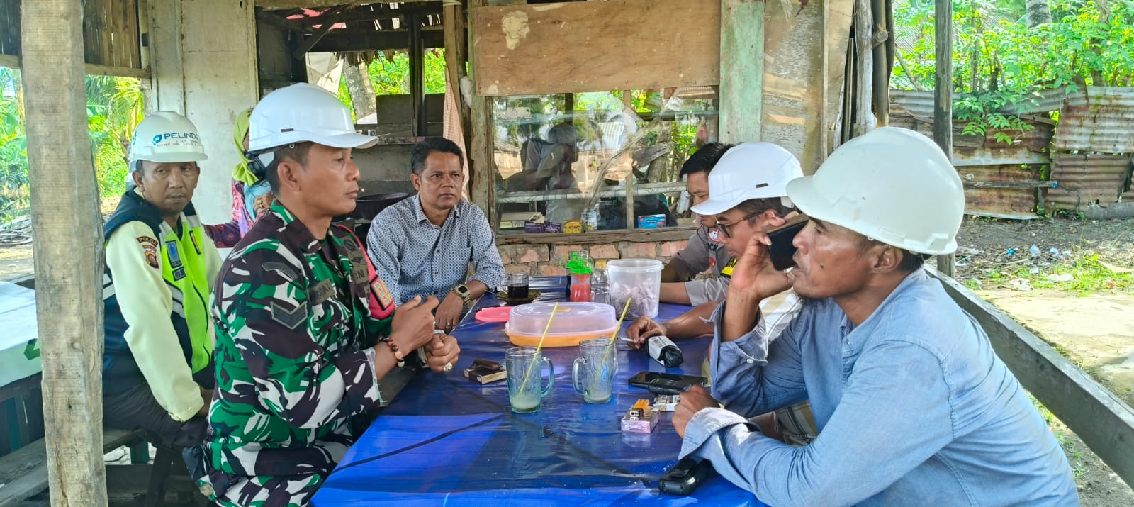 Babinsa Sungai Lais Sambangi Pelabuhan Pelindo, Imbau Security dan Karyawan Cegah Kebakaran 1