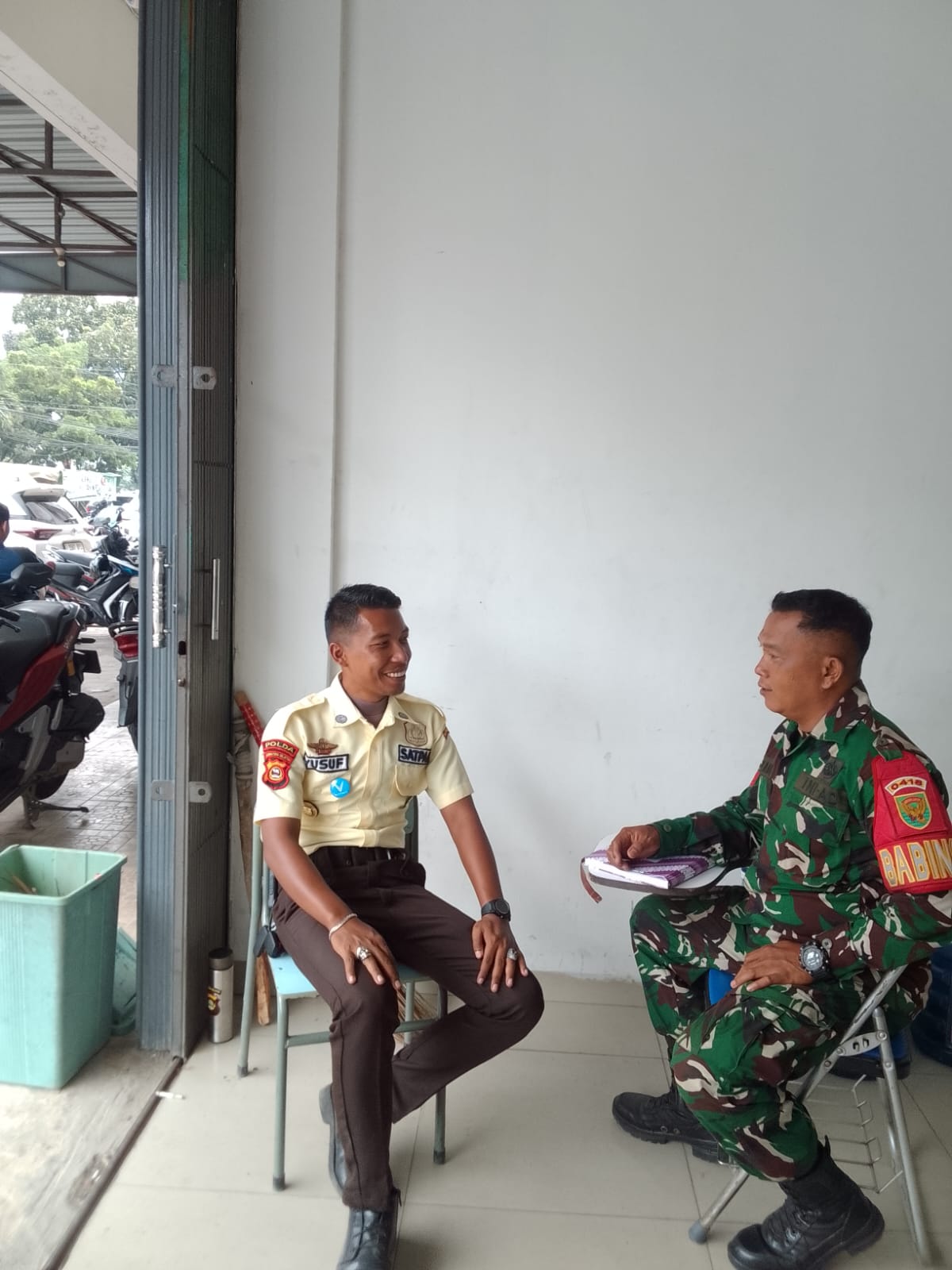 Babinsa Bukit Sangkal Tingkatkan Kewaspadaan dan Keamanan di Showroom VinFast 1