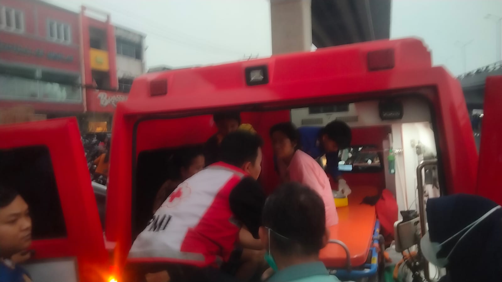 Kebakaran Di 8 Ulu, Polrestabes Palembang Turunkan Water Cannon Membantu Memadamkan Api 2