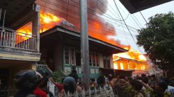 Kebakaran Di 8 Ulu, Polrestabes Palembang Turunkan Water Cannon Membantu Memadamkan Api