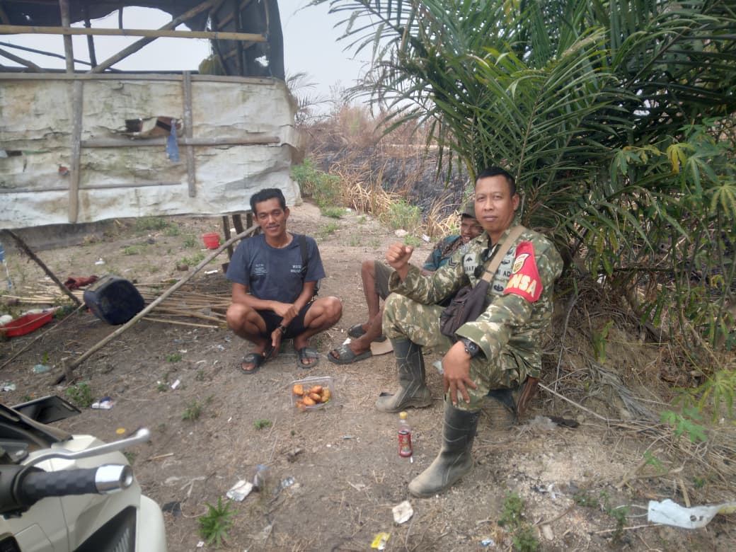 Babinsa Pulokerto Imbau Warga Tidak Membakar Lahan di Tengah Kabut Asap Palembang 1