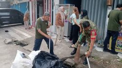 Babinsa Kuto Batu Bersama Warga Gotong Royong Bersihkan Lingkungan, Cegah Saluran Air Tersumbat 5
