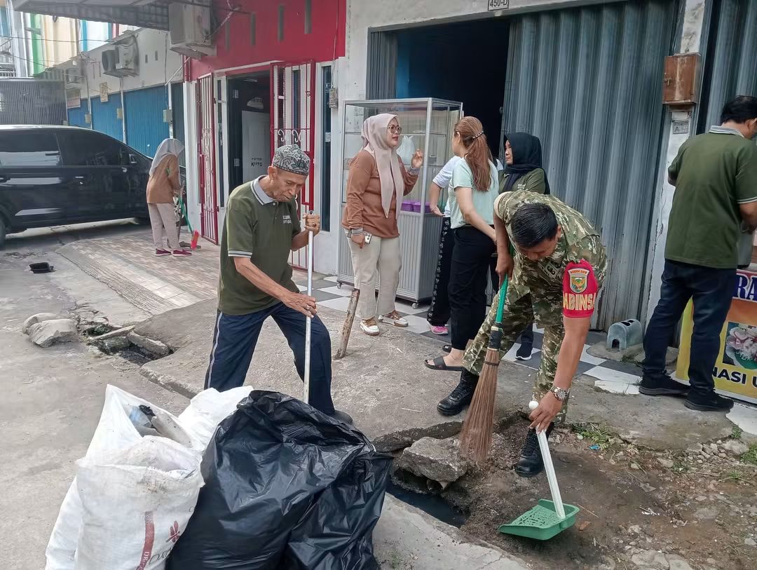 Babinsa Kuto Batu Bersama Warga Gotong Royong Bersihkan Lingkungan, Cegah Saluran Air Tersumbat 1