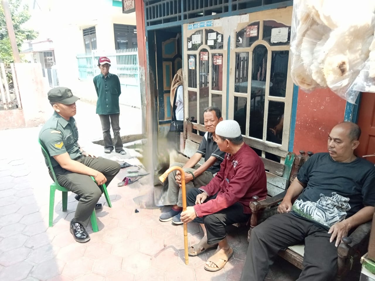 Antisipasi Curanmor, Babinsa 11 Ilir Bersama Kasi Trantib Bahas Peningkatan Patroli Keamanan 1