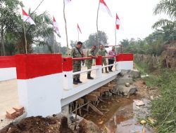 Kasdim 0418/Palembang Cek Pembangunan Jembatan Beton Merah Putih di Talang Jambe