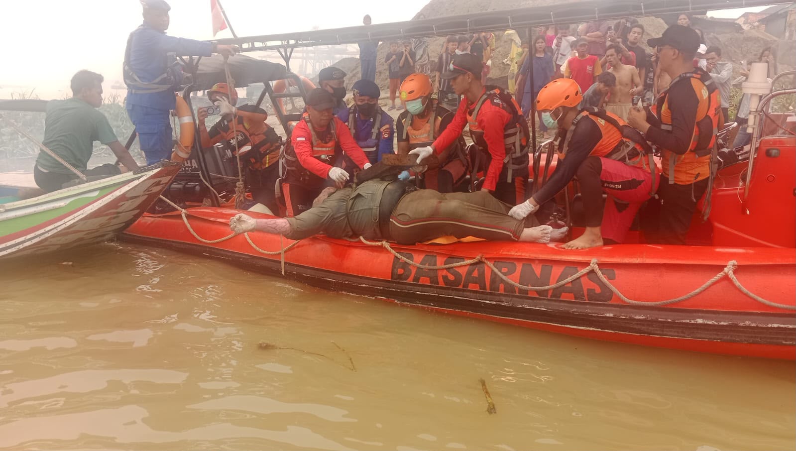LANSIA YANG LOMPAT DARI JEMBATAN MUSI IV DITEMUKAN BASARNAS MENGAPUNG MENINGGAL DUNIA 1