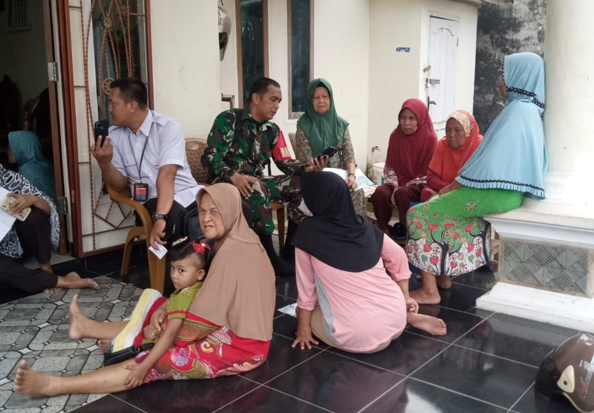 Babinsa Kelurahan Duku Bersama Staf Kelurahan Sosialisasikan Perlindungan Sosial kepada Warga 1